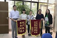 這兩面錦旗的背后，是對“群眾利益無小事”的堅(jiān)守