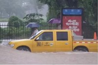 龍舟水太猛！管網(wǎng)搶險(xiǎn)“小黃人”與各區(qū)通力合作疏通水浸點(diǎn)！