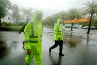 你們執(zhí)筆縱劍，馳騁考場；我們?nèi)σ愿?，在暴雨中保駕護(hù)航